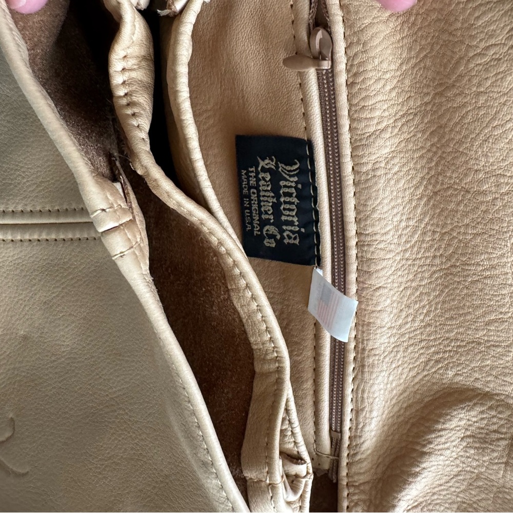 Elegant Tan Leather Crossbody Bag - Picture 3 of 4